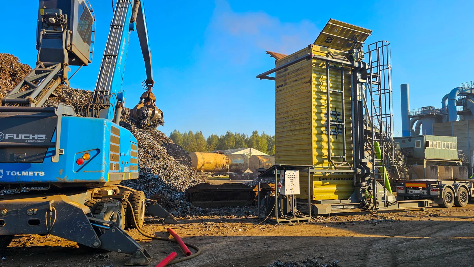 container-tilter-at-tolmets-large